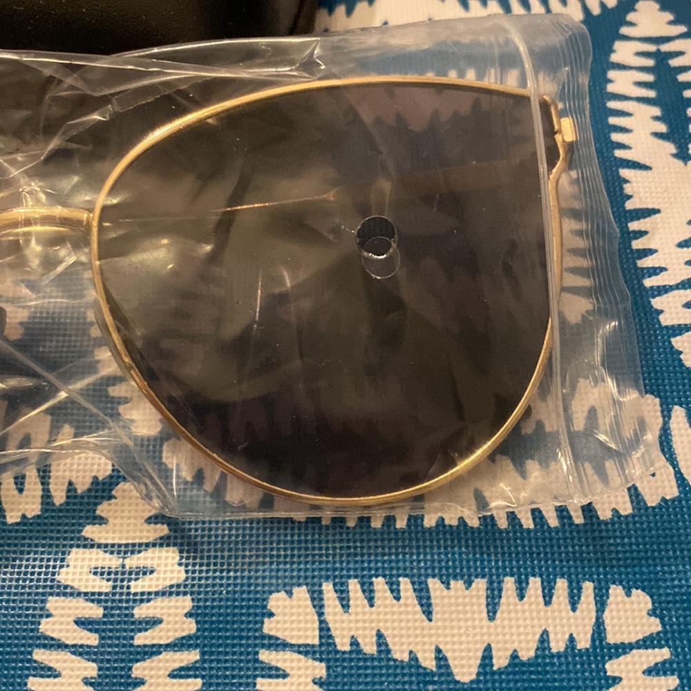 ⭐️2/$10 - Gold Rim Sunglasses - Picture 2 of 4